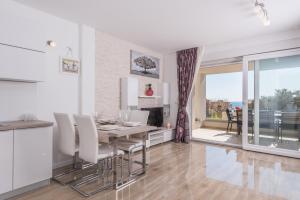 Apartments with pool Villa Zora