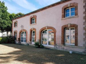 Maisons de vacances Chateau Mesny Gite Au Fil des Pages : Maison de Vacances