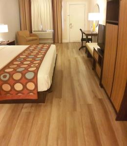 King Room with Pool View - Non-Smoking room in Super 8 by Wyndham Florida City/Homestead/Everglades