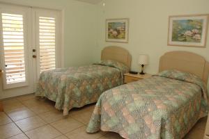 Cottage with Two Twin Beds with Lakeview room in Rock Lake Resort