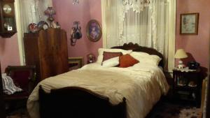 Queen Room with Shared Bathroom room in The Mays Place Bed and Breakfast