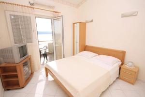 Apartments by the sea Pisak, Omis - 4815