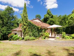 Maisons de vacances Comfy Holiday Home in Bourgnac with Swimming Pool : photos des chambres