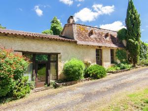 Maisons de vacances Comfy Holiday Home in Bourgnac with Swimming Pool : photos des chambres