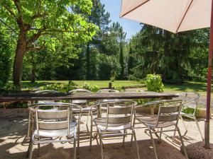 Maisons de vacances Comfy Holiday Home in Bourgnac with Swimming Pool : photos des chambres