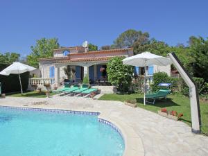 Maisons de vacances Gorgeous Holiday Home in Bagnols en For t with Private Pool : photos des chambres