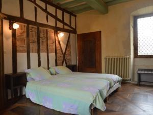 Maisons de vacances Wonderful atmospheric Manoir at Lenclo tre with large private swimming pool : photos des chambres