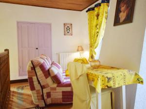 Maisons de vacances Cozy Holiday Home in La Souche by Le Lignon River : photos des chambres