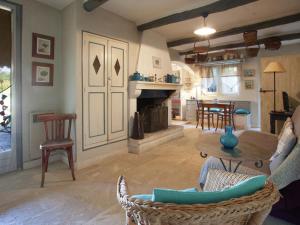 Cottage in Oppède with Pool and Garden