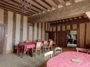 Maisons de vacances Vintage Mansion in Moussy France with Large Garden : photos des chambres