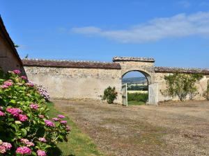 Maisons de vacances Vintage Mansion in Moussy France with Large Garden : photos des chambres