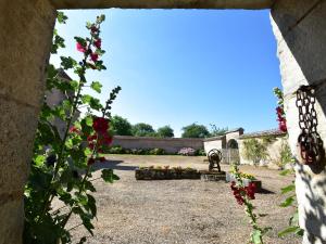 Maisons de vacances Vintage Mansion in Moussy France with Large Garden : photos des chambres