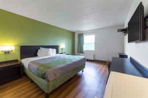 King Room - Smoking  room in Motel 6-Warminster PA
