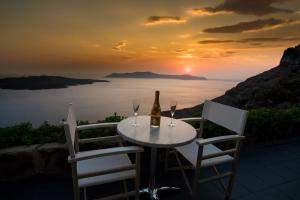 Kratiras View Luxury Suites Santorini Greece