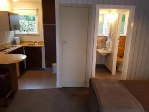 坎伯利阁汽车旅馆 - 哈士汀