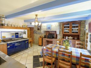 Maisons de vacances Calm Holiday Home with Private Pool in Plouneour-Trez France : photos des chambres