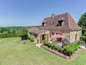 Quaint Holiday Home in Sainte-Foy-de-Belves with Swimming Pool