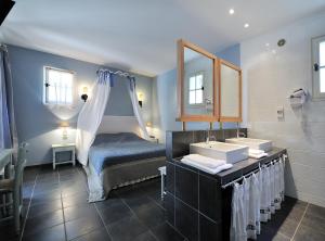 Hotels Logis Hotel restaurant des Pins : Chambre Double Prestige