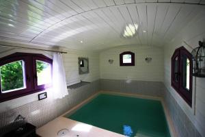 Lodges Domaine de Meros : Roulotte - Vue sur Parc