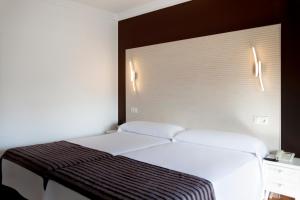 Superior Double or Twin Room with Balcony room in Hostal Alhambra - Adults Only