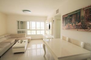 Beautiful 4 bedroom duplex apt