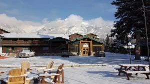 Rundle Mountain Lodge