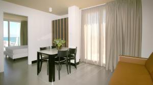 Two-Bedroom Suite with Beach Access (6 Adults)