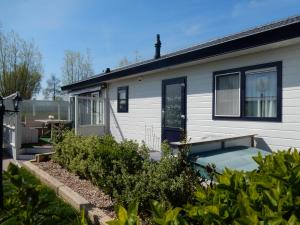 Two-Bedroom Chalet room in Camping De Strandloper