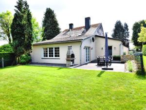 Modern Holiday Home in La Roche-en-Ardenne with Jacuzzi