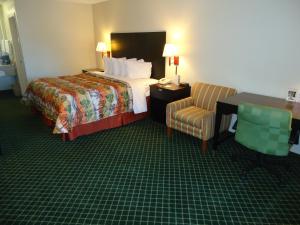 King Room - Disability Access/Non-Smoking room in Days Inn by Wyndham Alma