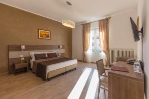 Triple Room with Garden View room in Villa Cavour