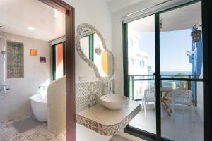 Phòng Giường Đôi có Ban công và Nhìn ra Biển (Double Room with Balcony and Sea View)
