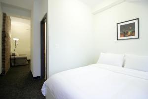 Deluxe Studio room in Temple Place Suites