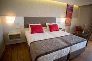 Twin Room with Garden View - Disability Access room in Ramada Plaza by Wyndham Thraki