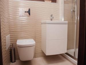 Apartment in the city center in the house with Atlantes