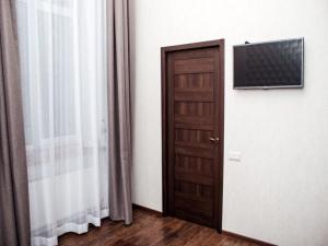 Apartment in the city center in the house with Atlantes