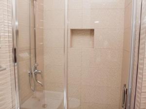 Apartment in the city center in the house with Atlantes