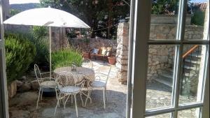 D HOUSE authentic Zlarin house, relaxing courtyard and terrace