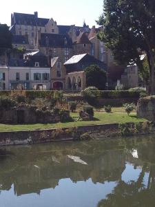 Logis Muraille Romaine, Centre Historique, Lit queen size