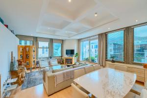 #1003 Cartwright - Stylish & Central