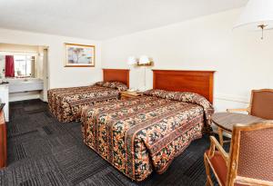 Double Room room in Red Carpet Inn - Louisville