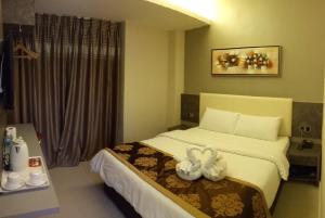 Golden Leaves Hotel