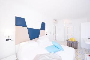 Deluxe Triple Room with Sea View room in Hotel Villa Felice Relais