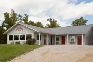 Cottonwood Inn - Mammoth Spring