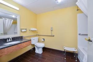 Queen Room - Mobility Access/Non-Smoking room in Super 8 by Wyndham Lake of the Ozarks