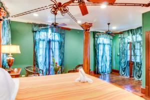 Colonial Suite @ Mahogany Hall