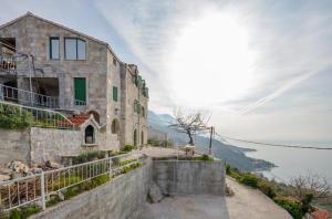 Apartments with parking space Brela, Makarska - 11552