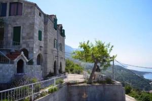 Apartments with parking space Brela, Makarska - 11552