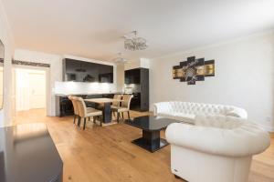 Wellness Hotel Republika 24 Apartments - 4-star hotels in Plzeň