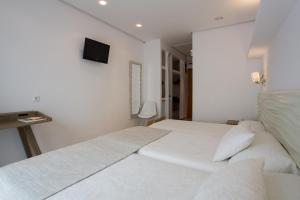 Double Room with Extra Bed room in Hotel Bahía